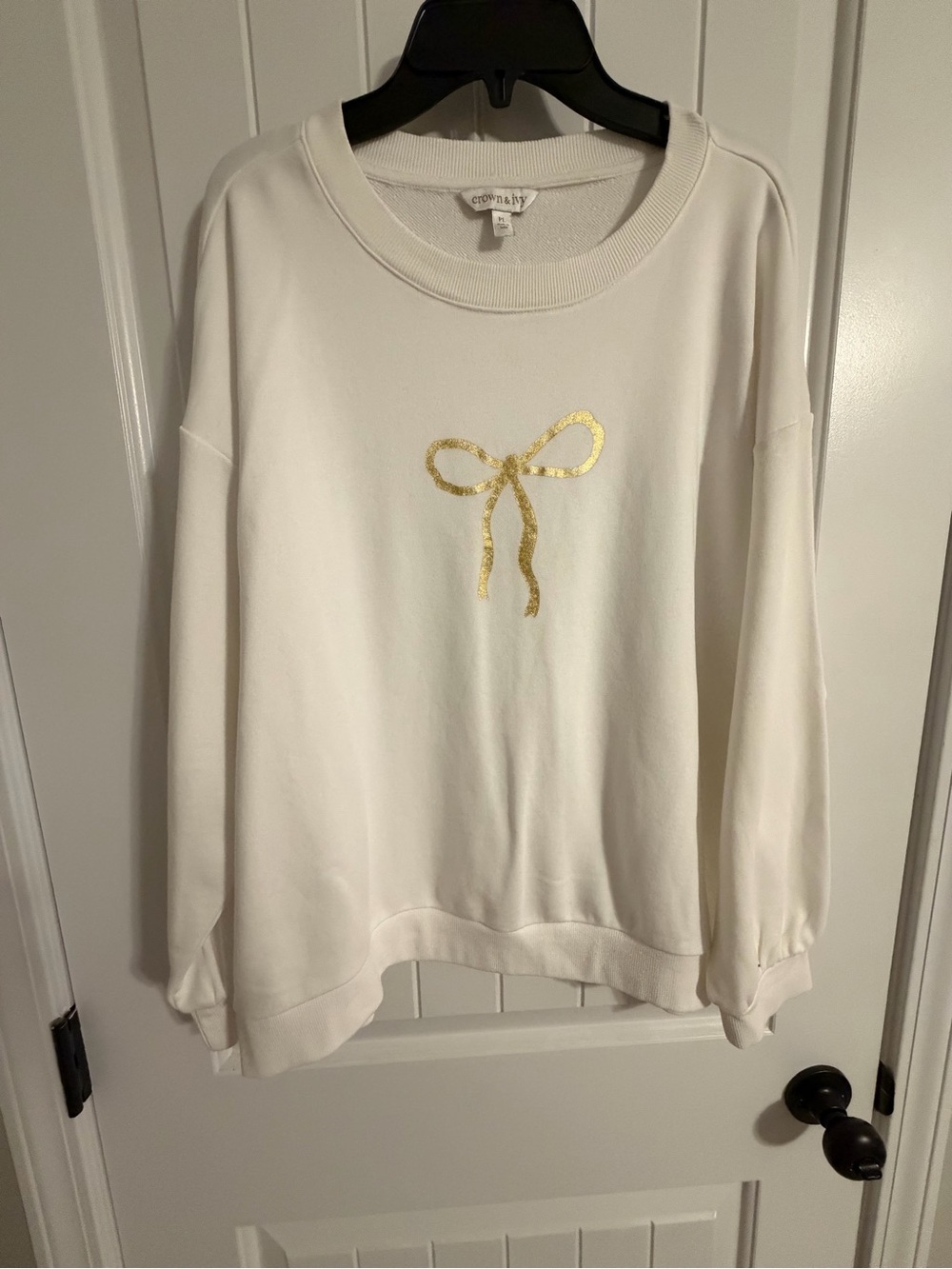 crown & ivy Cream Crewneck Sweatshirt with Gold Bow Accent